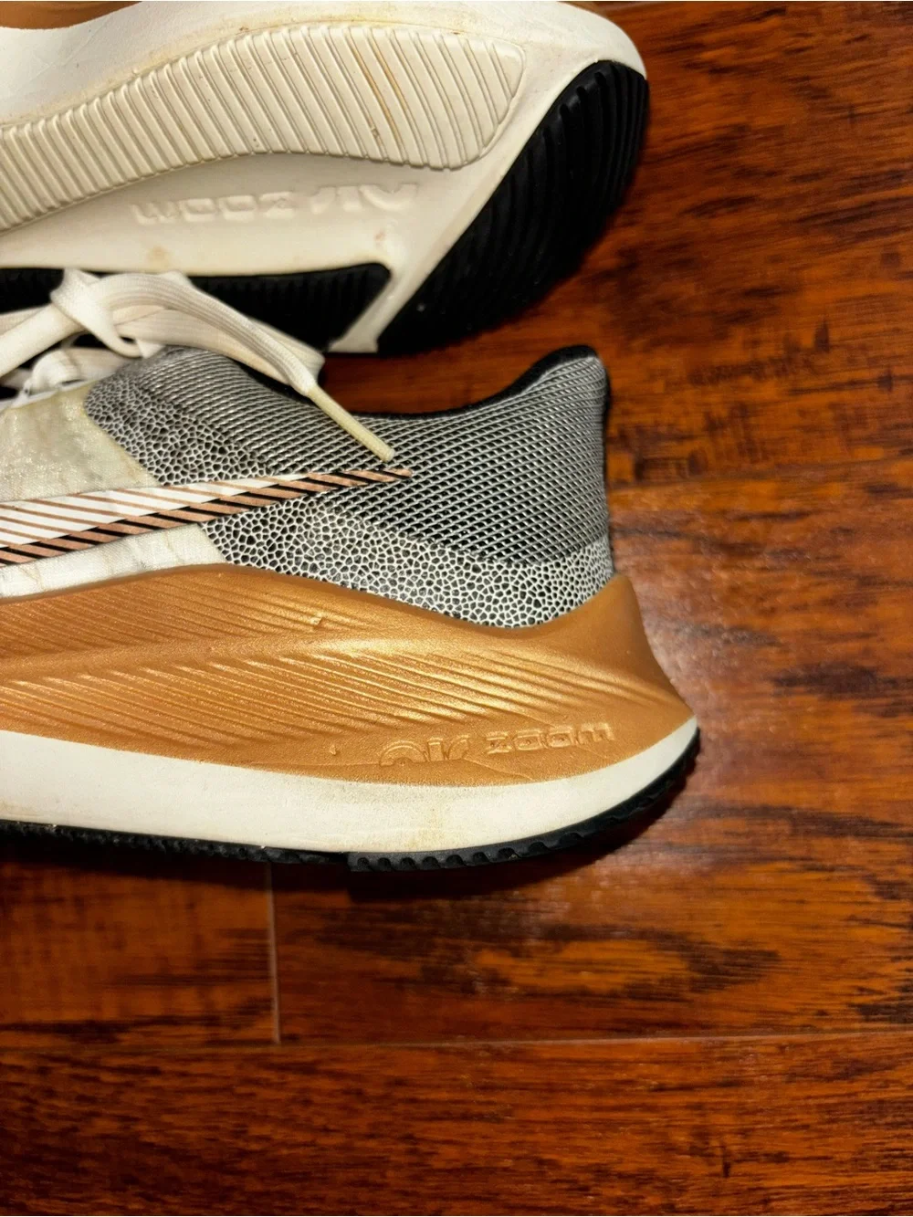 Nike Air Zoom Winflo 8 Premium Running Shoes Sail Metallic Copper Coin Sneakers